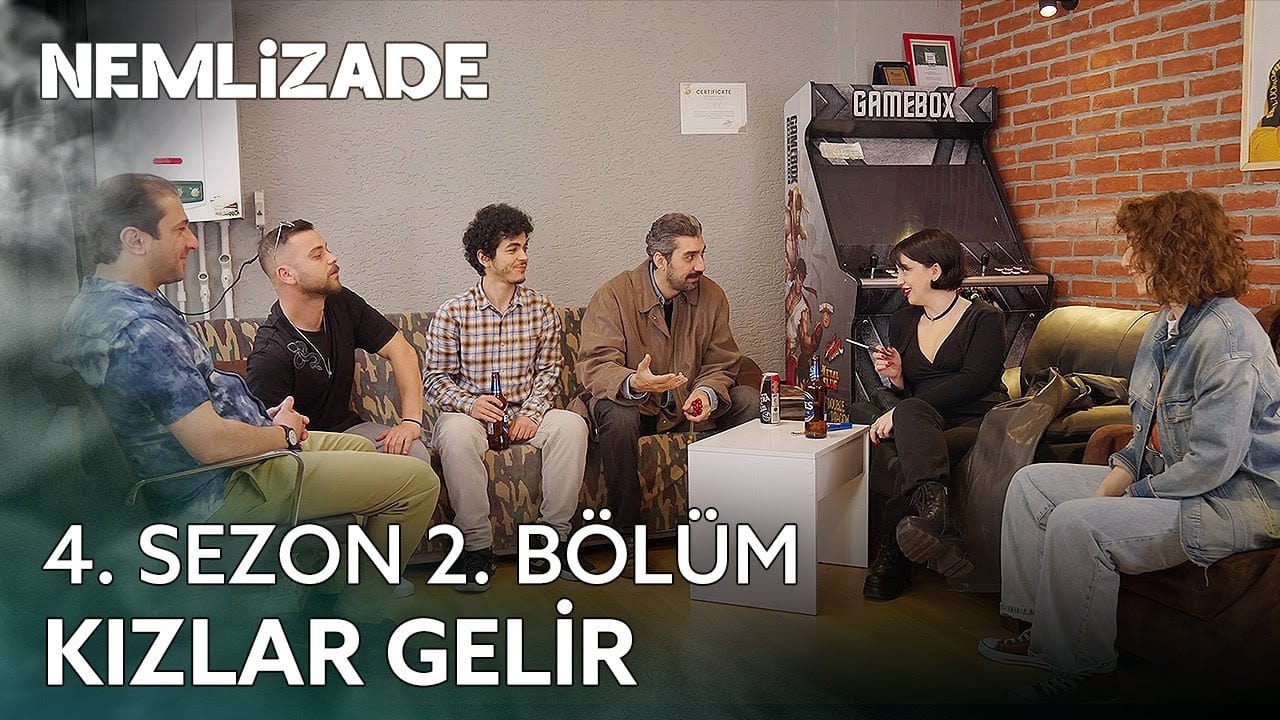 Kızlar Gelir